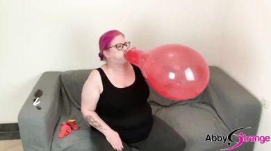 Deutsche BBW rides latex balloons till they pop
