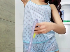 showing her wet camel toe, sharing her pussy in the