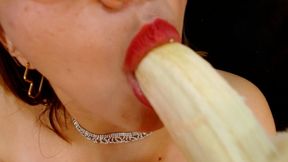 Suck banana