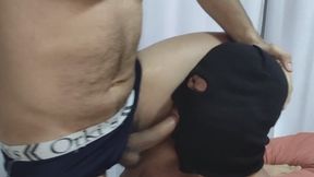 Colocando o escravo para chupar e engasgar no meu grande pênis