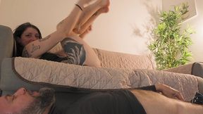 non ti piace la mia cucina? allora mangiami il culo stronzo! e beviti il mio piscio. vedi come ti rido in faccia?