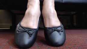 Toe wiggling in ballet flats