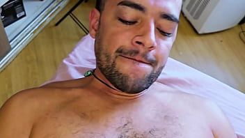 Pediu e levou uma boa surra de pica deixando seu cuzinho assado o fazendo jatar leite da pica.