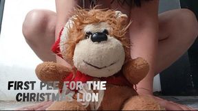First pee for the Christmas lion
