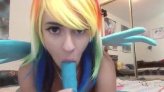 Cosplayer Fairy Comel Dengan Rambut Pelangi Turun Dengan Dildo