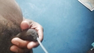 Desi dospívající gay děvka masturbuje masivní neobřezané penisy a pak se hluboce orálně šuká s výstřiky