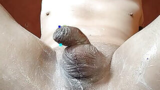 Egy fehérneműs, tetovált francia transzvesztita tátongó seggét ökölbe ökölbe húzzák, majd keményen megdugatják.