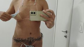 puta mostrando as marquinhas de biquini