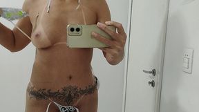 puta mostrando as marquinhas de biquini