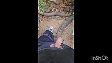 Caminhando no parque de pau para fora da calca, esperando um puto para mamar.