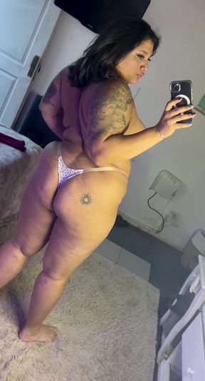 Curvy babe in a group setting with an azure vase sponge