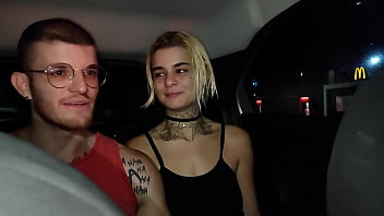 casal fode dentro do uber, e depois esposa paga o uber com boquete