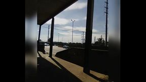 Mostrando a bunda no ponto de &ocirc_nibus