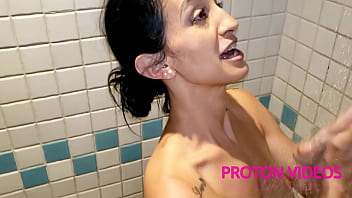 Backstage shower with Vitoria Vontasse