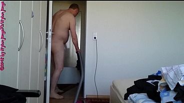 Nacktes Staubsaugen