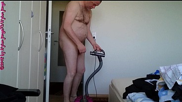 Nacktes Staubsaugen