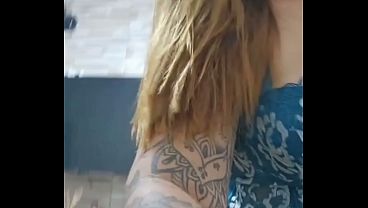 Ruiva safada faz uma exibi&ccedil_&atilde_o e logo vai no apto de um f&atilde_ ganhar uma chupadas na buceta