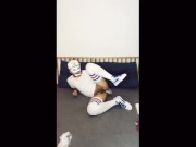 带着面具的可爱男生手淫并射精