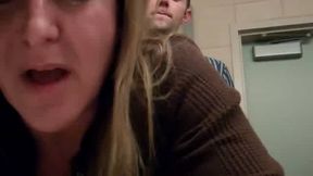 une jolie maman soulage son amant