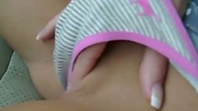 Hottie Masturbates in the Car