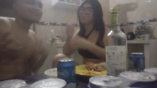 Pareja colombiana bailando y cenando en año nuevo. Latina Big ass de cuerpo perfecto