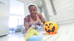 Maid&#039;s Cleaning Skills Earn Him A Nice Big Fat Tip