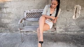 How beautiful her crossed legs are when she holds a tiny lover on her feet (3)