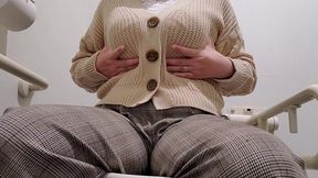 お店のトイレで感じる人妻のオナニー