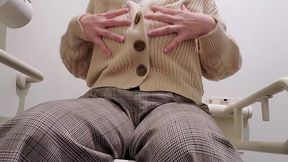 お店のトイレで感じる人妻のオナニー