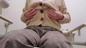 お店のトイレで感じる人妻のオナニー