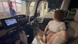A perverted, big-breasted MILF who masturbates in the car in public even if a young man sees her♡