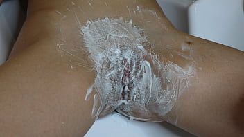 Shaving hairy pussies with a close -up shaving foam!
