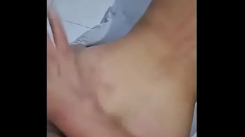 Una jovencita g&oacute_tica guapa disfruta de una polla enorm