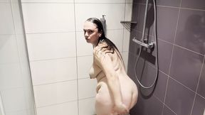 German mother Saskialove does it herself when showering and comes extremely