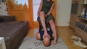 Mein Fußschnüffelsklave muss meine verschwitzten, käsigen Sneakers, Socken und Füße riechen My Footsniffingslave has to smell my sweaty, cheesy, Sneakers, Socks and feet