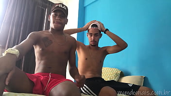 Primos leg&iacute_timos fazem putaria no quarto sem camisinha