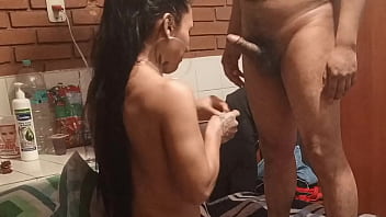 Travesti culona disfrutando mientras la domino