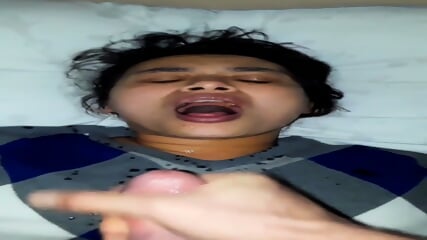 Tante Mirna kena semprot sperma di depan wajahnya posisi tidur