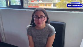 Follando a la mejor amiga de mi novia mientras ella no está, dejo su coño lleno de leche