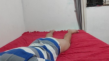 MACHO DEITADO EU PEGANDO NELE