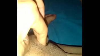 Ella juega con sus dedos