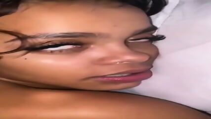 Ela  bem novinha mas ama dar o cuzinho