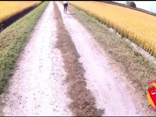 Ladymuffin in camporella con la canaglia