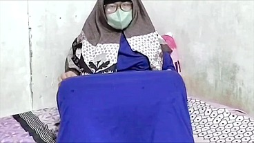 Wanita berjilbab Indonesia colmek pakai mentimun