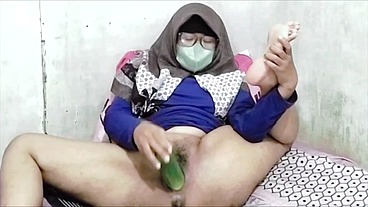 Wanita berjilbab Indonesia colmek pakai mentimun