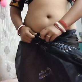 Bhabi black saree me chut dikha rahi