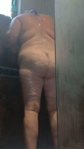 P1SSQUEEN showers after the beach in Costa rica