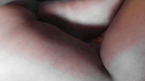 madrasta bbw exibe sua buceta para o entiado enquanto o marido esta no banho