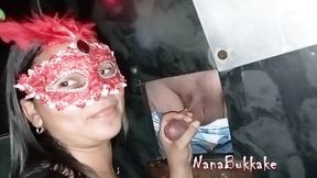 nanabukkake - chupando e deixando os estranhos gozarem na minha boca, na cabine de glory hole do sexshop