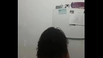 Novinha rebolando sem suti&atilde_